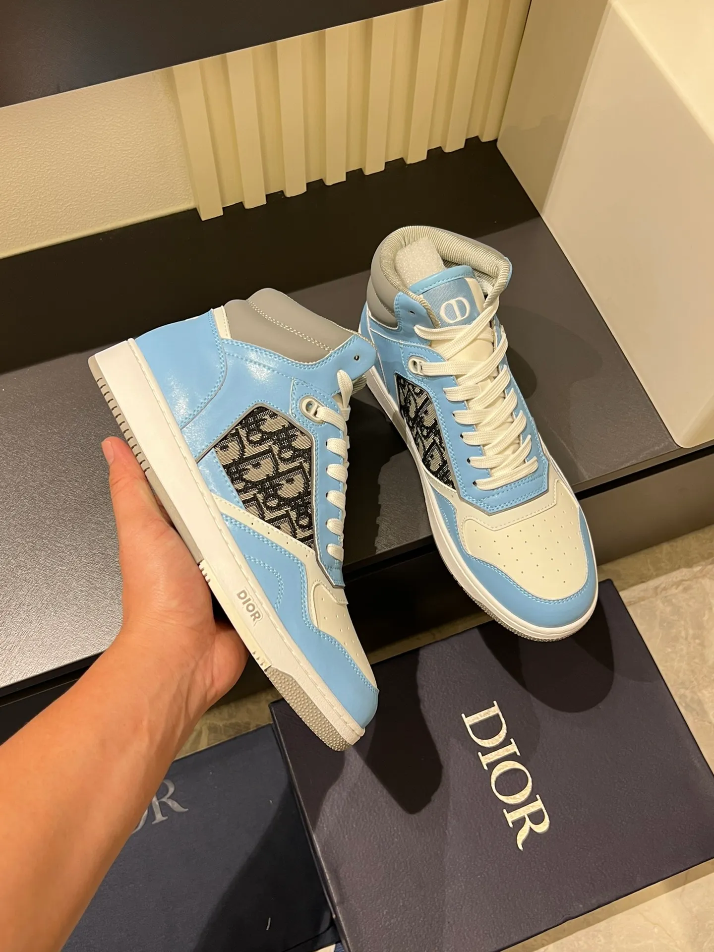 Men's shoes 💰p460 "Dio*" mid-top B27 casual sneakers. This B27 high-top sneaker is a new product in the series and continues Di*r's classic style. Crafted from gray and white smooth calf leather with beige and black Oblique print panels on the sides. The "CD Icon" shaped shoelace eyelets are clever and delicate, and the two-color rubber sole, rear collar and heel are all equipped with the brand's iconic details to enhance the style. Oblique printed straps at the ankle allow for an adjustable fit to complement the overall design. Fashionable and versatile, it can complement any look. Create an exquisite design with unique dynamic vitality and modern atmosphere, presented in low-top and high-top styles. This new must-have shoe adds a new dimension to Dior's archive heritage, embodying modern elegance. Purchase the original version and make it 1:1. If you need top quality, please come to me! Male 38-44!